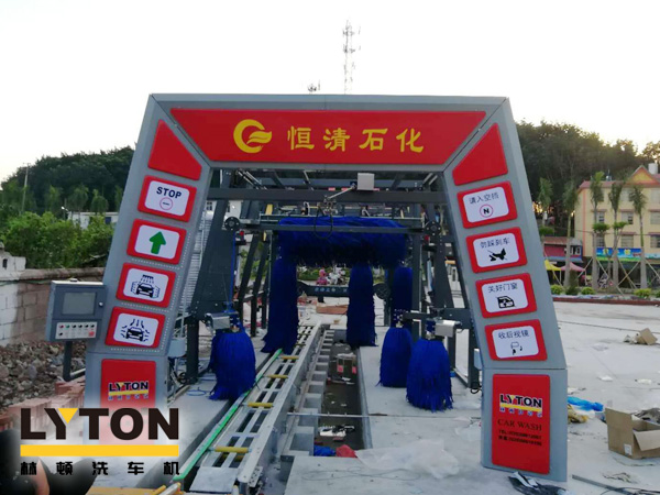 恒清石化引進FX-11系列電腦洗車機，洗車液和水蠟、自動仿行刷洗、自動仿行風干。
