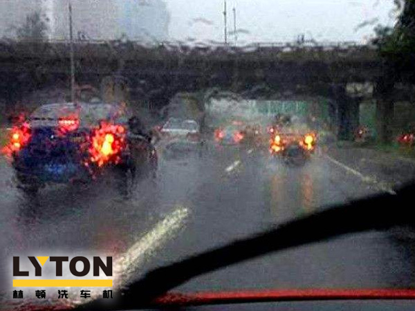電腦洗車機南京林頓自動化再次提醒您，雨后一定要記得及時洗車。