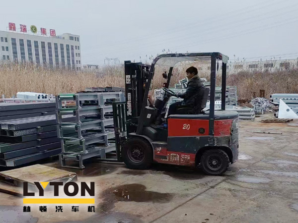 眾多加油站及公司自動洗車設備的供應商!品質肯定!林頓全自動洗車機發貨現場