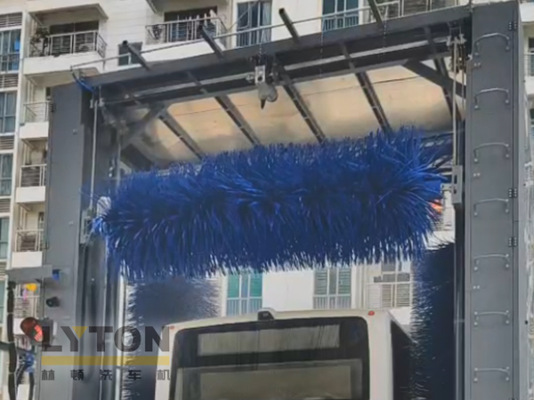 廣東某公交公司引進林頓LM-360系列往復(fù)式巴士洗車機