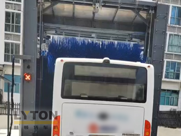 廣東某公交公司引進林頓LM-360系列往復(fù)式巴士洗車機